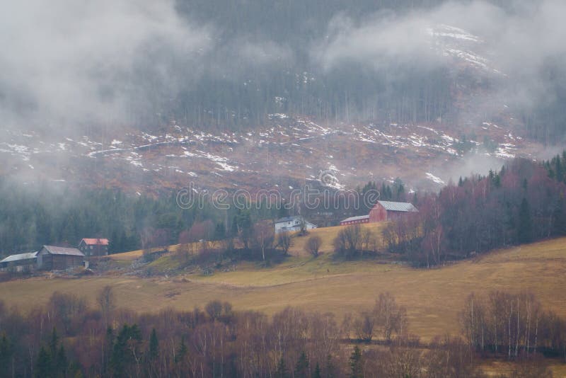 Norskt vårlandskap, Norge bygd Fjällnära klassiska trähus royaltyfri foto Norskt vårlandskap, Norge bygd Fjällnära klassiska trähus royaltyfri foto