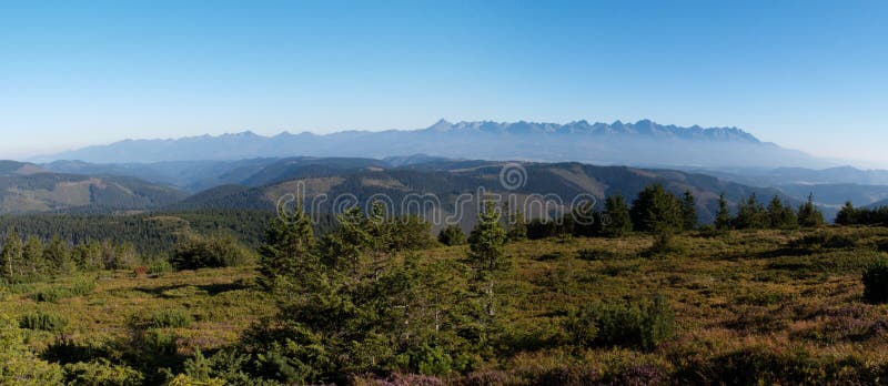 Severní panorama pohled z úbočí Bartkova v Nízkých Tatrách