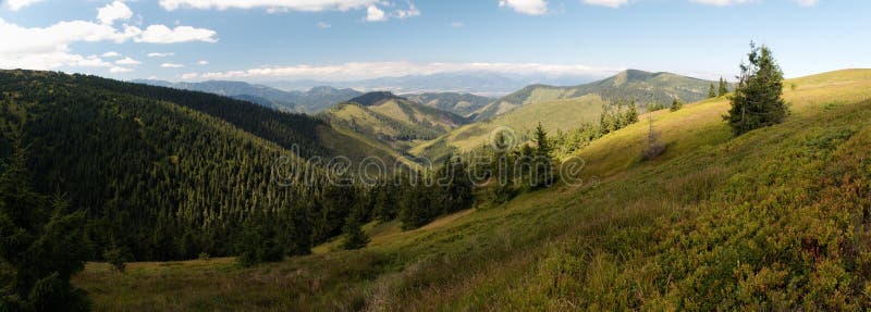 Pohled na severní panorama ze Zadné Hole v Nízkých Tatrách