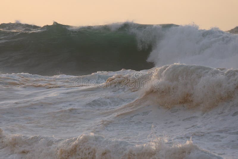 Búrka vlny prejdite na brehu pri západe slnka, v blízkosti Potrubia, surfovanie pláži na Havaji.