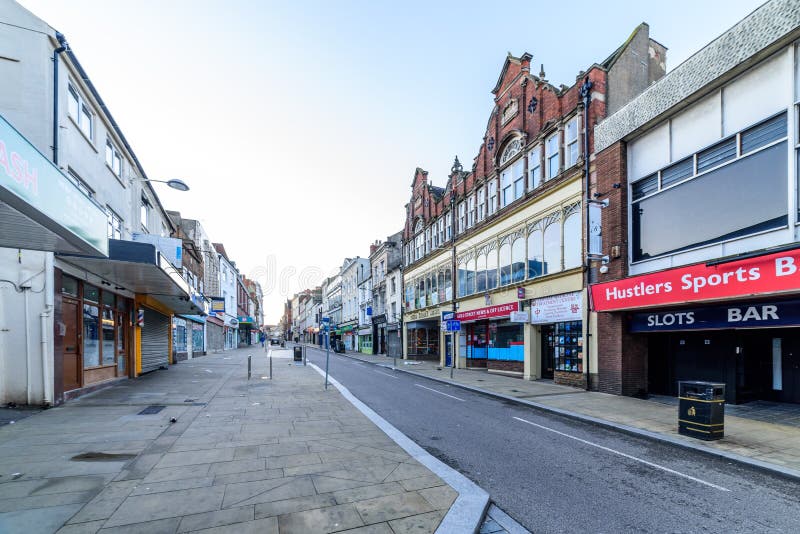 Northampton, R-U - 10 août 2017 : Vue claire de matin de ciel des rues de centre de Northampton Town de rue d'or image libre de droits Northampton, R-U - 10 août 2017 : Vue claire de matin de ciel des rues de centre de Northampton Town de rue d'or image libre de droits