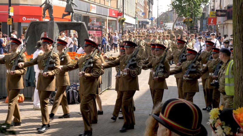 Northampton R-U : Le 29 juin 2019 - troupes de défilé de jour de forces armées marchant sur la rue d'Abingron image libre de droits Northampton R-U : Le 29 juin 2019 - troupes de défilé de jour de forces armées marchant sur la rue d'Abingron image libre de droits