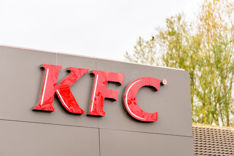 Northampton R-U le 29 octobre 2017 : Parc de vente au détail de Sixfields de connexion de logo de restaurant de KFC photos libres de droits Northampton R-U le 29 octobre 2017 : Parc de vente au détail de Sixfields de connexion de logo de restaurant de KFC photos libres de droits