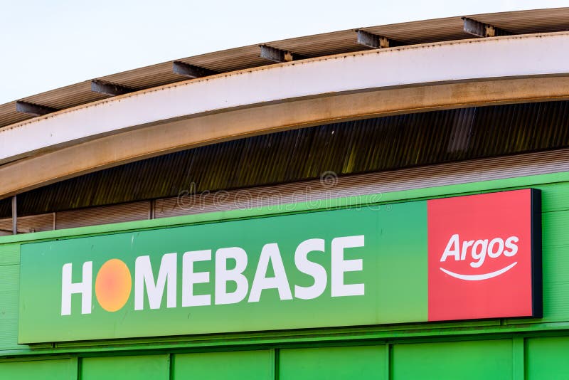 Northampton, R-U - 25 octobre 2017 : Vue de jour de logo de Homebas Argos au parc de vente au détail de rive images stock Northampton, R-U - 25 octobre 2017 : Vue de jour de logo de Homebas Argos au parc de vente au détail de rive images stock