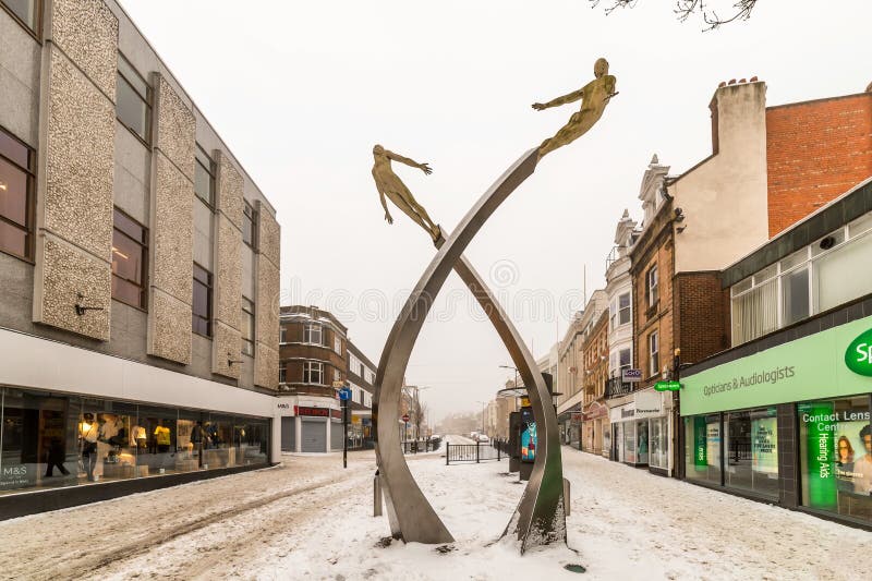 Northampton UK - mars 03, 2018: Snöig dagsikt för molnig vinter av DNAminnesmärken på den Abington gatan i Northampton Town fotografering för bildbyråer Northampton UK - mars 03, 2018: Snöig dagsikt för molnig vinter av DNAminnesmärken på den Abington gatan i Northampton Town fotografering för bildbyråer