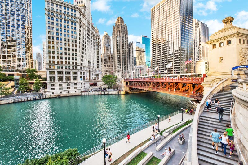 Northern Chicago River Riverwalk on North Branch Chicago River i