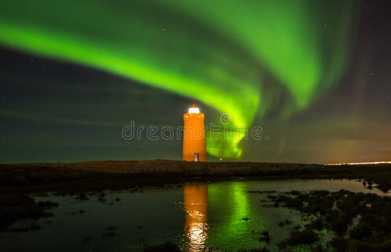 Immagine dell'aurora boreale sopra Hlmsbergsviti faro della penisola di Reykjanes in Islanda.