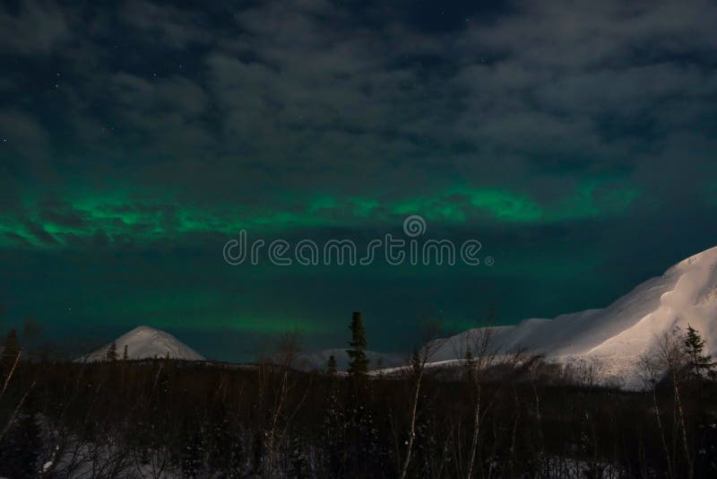 Del Norte las luces para nubes sobre el montanas con nieve.