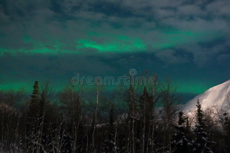 Del Norte las luces para nubes sobre el montanas con nieve.