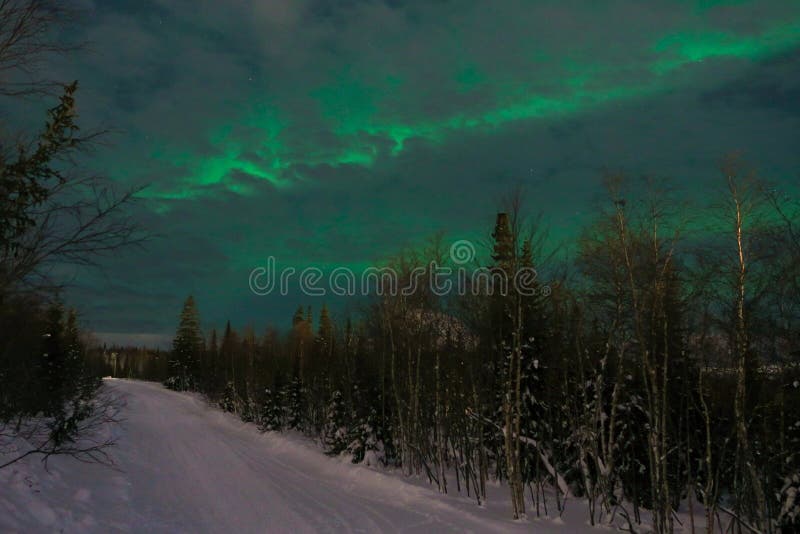 Del Norte las luces para nubes sobre el montanas con nieve.