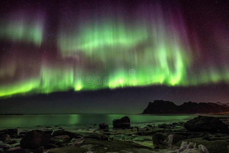 Vistoso mosaico de las luces a través de el cielo en, Noruega.