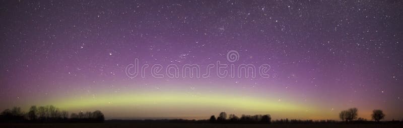 Krásné barevné polární záře nad noční hvězdnou oblohu v Saaremaa (Estonsko).