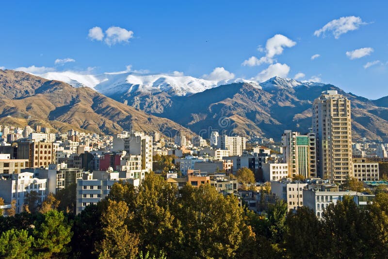Pohled na norther regionu Teheránu s horami v pozadí.