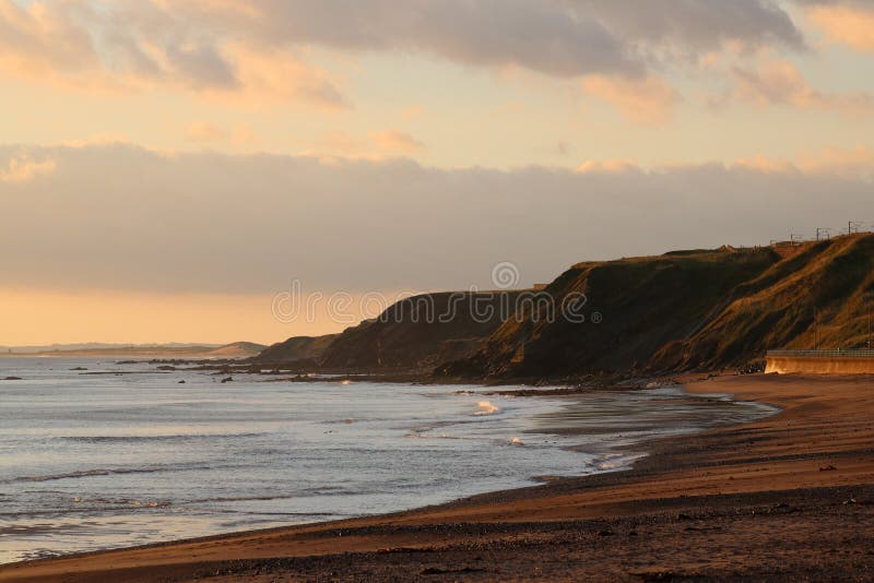 Northumberland kustlinje och klippor på soluppgång arkivbilder Northumberland kustlinje och klippor på soluppgång arkivbilder