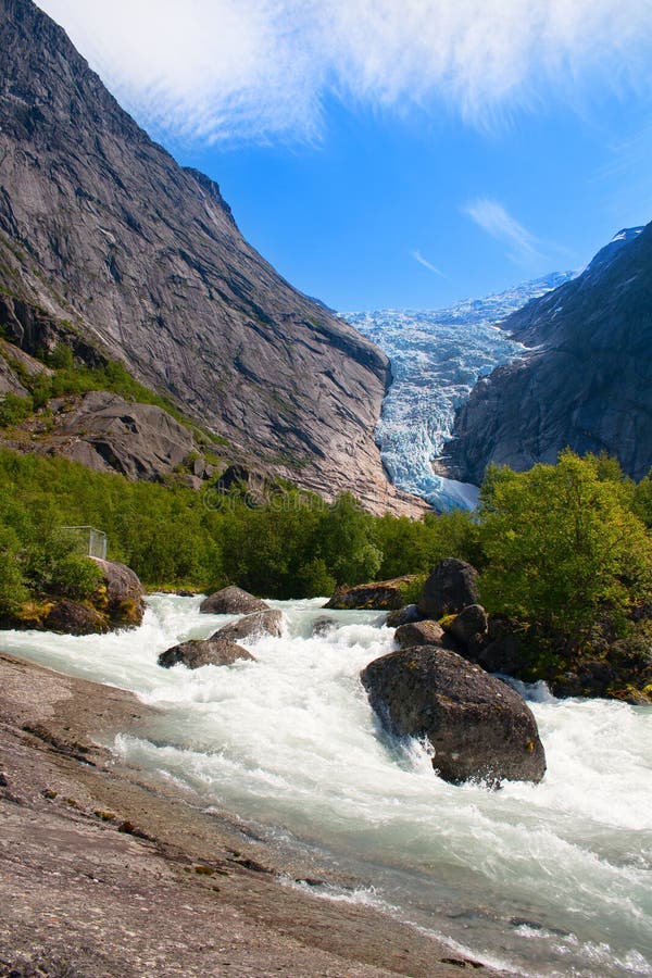 noruega Día de verano en un glaciar Briksdal imagen de archivo libre de regalías noruega Día de verano en un glaciar Briksdal imagen de archivo libre de regalías