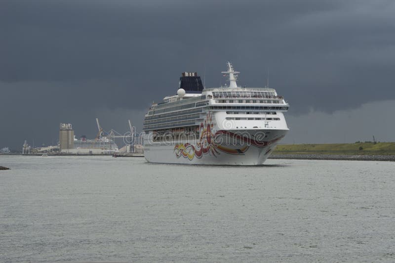 Noruego noruego Sun del ` de las líneas de cruceros que dirige hacia fuera al mar imagenes de archivo Noruego noruego Sun del ` de las líneas de cruceros que dirige hacia fuera al mar imagenes de archivo