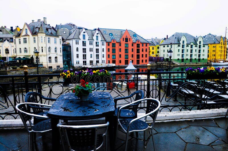 Cafetería terraza vistoso flores sobre el lluvioso, centro, noruego construido sobre el 3 islas uno de la mayoría importante en Noruega.