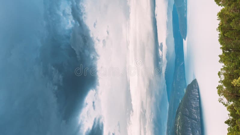 Norway. fantastischer Fjord singt og fjordane. Vertikalaufnahme. Panoramaaussicht auf berühmt