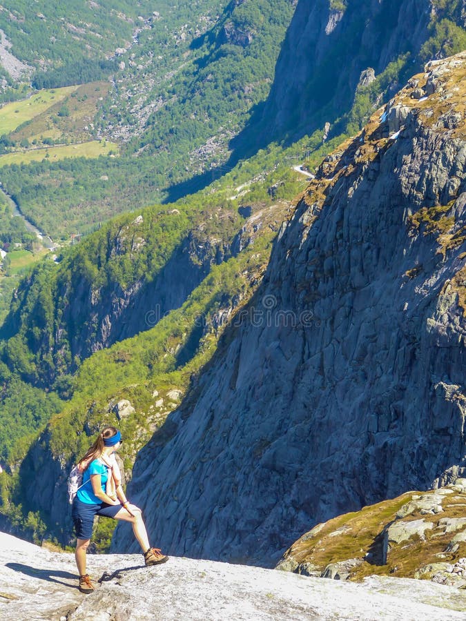 Norwegen - ein Mädchenwandern hoch in den Bergen lizenzfreie stockbilder Norwegen - ein Mädchenwandern hoch in den Bergen lizenzfreie stockbilder