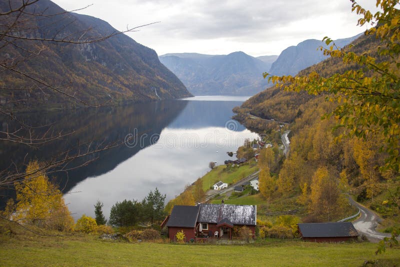 Norwegen, Land im Herbst lizenzfreie stockbilder