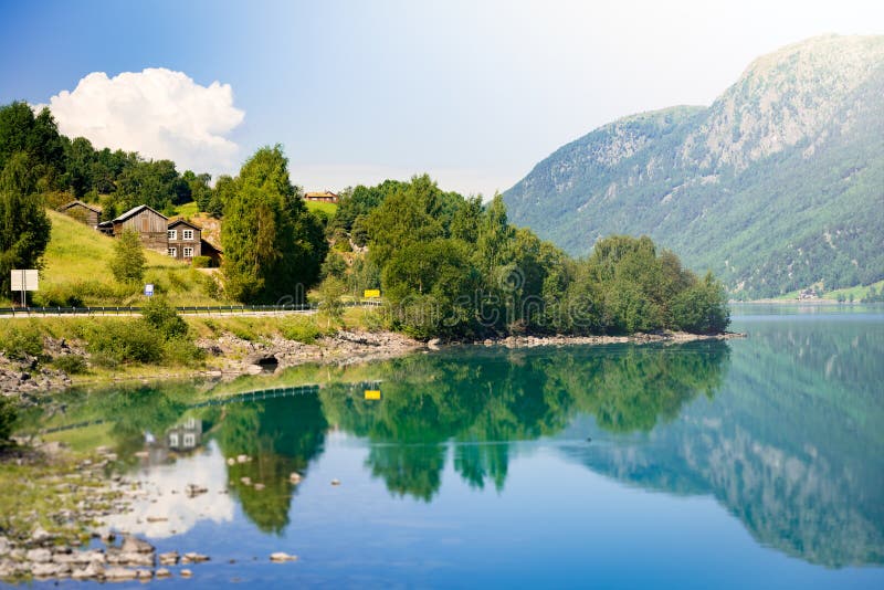 Norwegische Landhäuser. See und Berge lizenzfreie stockbilder
