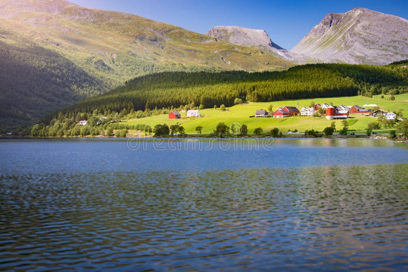 Norwegen-Landhäuser See und Wiesen lizenzfreie stockfotos