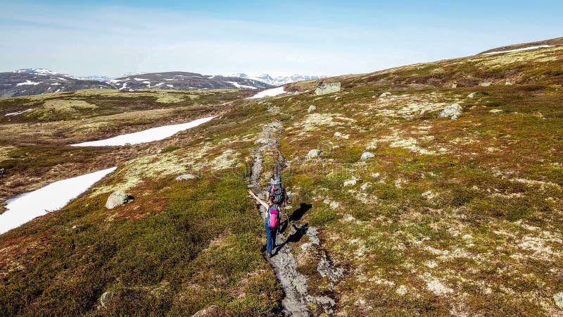 Norwegia - para wycieczkuje w g?rskim plateau zdjęcie stock Norwegia - para wycieczkuje w g?rskim plateau zdjęcie stock