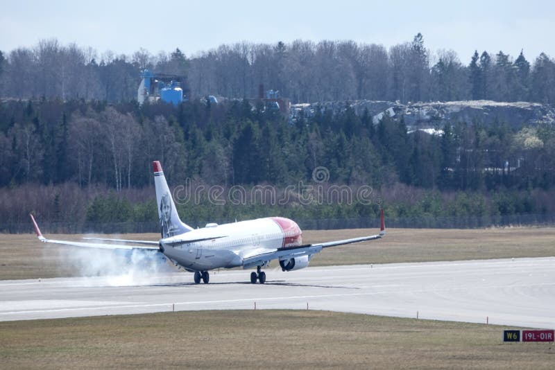 Norwegian Air Shuttle ASA, Boeing 737-8JP landing royalty free stock photography Norwegian Air Shuttle ASA, Boeing 737-8JP landing royalty free stock photography