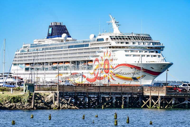 Norwegisches Kreuzschiff NCL Sun angekoppelt in Astoria, Oregon lizenzfreie stockfotografie Norwegisches Kreuzschiff NCL Sun angekoppelt in Astoria, Oregon lizenzfreie stockfotografie