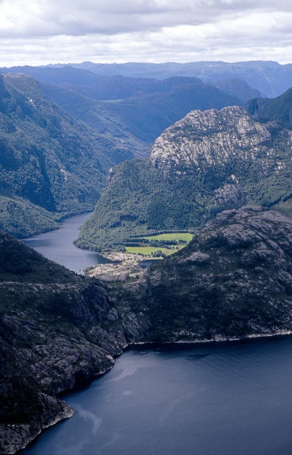 Norweskiego fiordu malowniczy widok