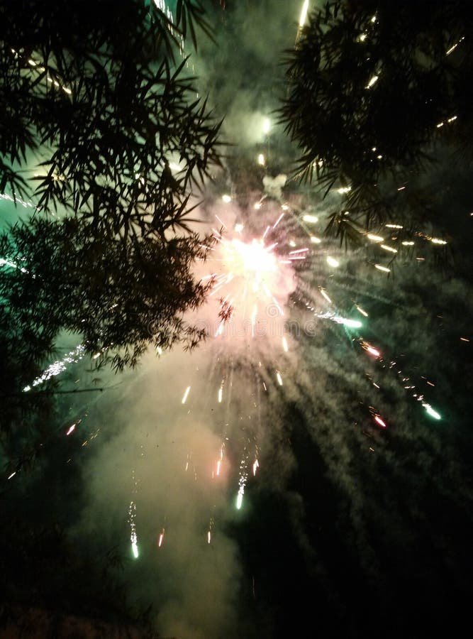 Nos fogos de artifício lindos do céu noturno foto de stock Nos fogos de artifício lindos do céu noturno foto de stock