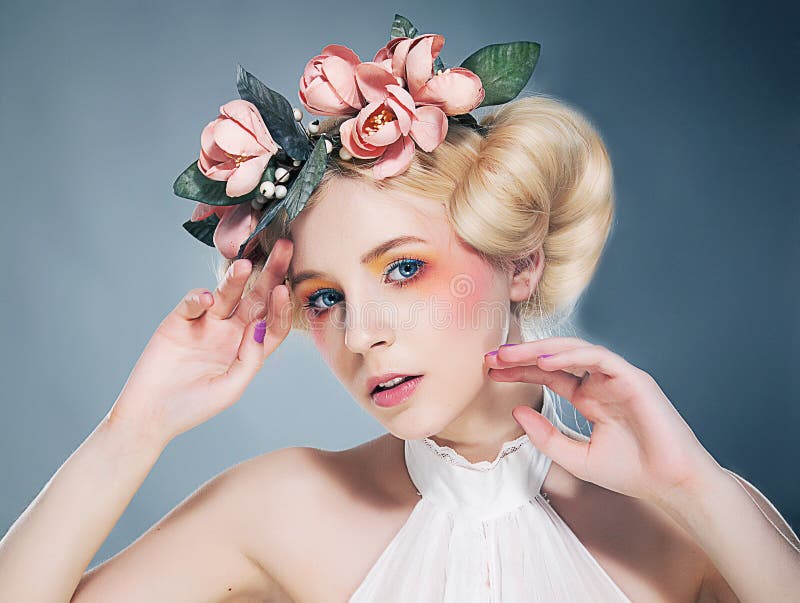 Nostalgi. Stående av den romantiska blondinen med kransen av blommor. Uttryck arkivfoto Nostalgi. Stående av den romantiska blondinen med kransen av blommor. Uttryck arkivfoto