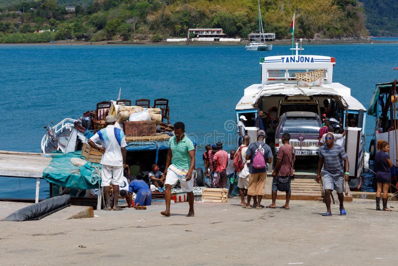 Malagasy peoples loading ship in Nosy Be, Madagascar stock photography Malagasy peoples loading ship in Nosy Be, Madagascar stock photography
