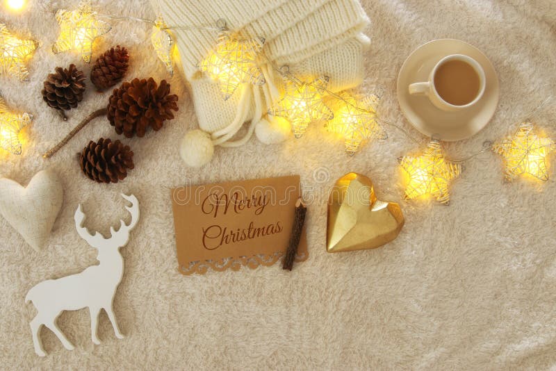 nota con FELIZ NAVIDAD del texto y la taza de capuchino sobre la alfombra acogedora y caliente de la piel Visión superior fotos de archivo libres de regalías nota con FELIZ NAVIDAD del texto y la taza de capuchino sobre la alfombra acogedora y caliente de la piel Visión superior fotos de archivo libres de regalías