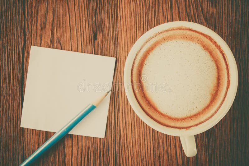 Nota de papel con la taza del lápiz y de café foto de archivo libre de regalías Nota de papel con la taza del lápiz y de café foto de archivo libre de regalías