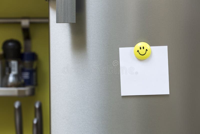 Nota della carta in bianco con il magnete che appende sulla porta del frigorifero immagini stock libere da diritti Nota della carta in bianco con il magnete che appende sulla porta del frigorifero immagini stock libere da diritti