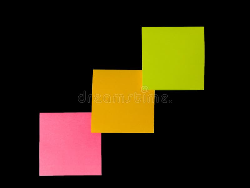 Nota do cargo ou post-it alaranjado, cor-de-rosa, verde no fundo preto imagem de stock Nota do cargo ou post-it alaranjado, cor-de-rosa, verde no fundo preto imagem de stock