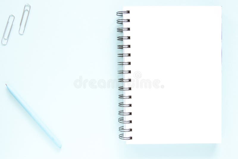 Nota, pen, scoop, witte pagina Open noot, blauwe pen, scoop op een vlakke lay-achtergrond Onderzoeksconcept stock fotografie Nota, pen, scoop, witte pagina Open noot, blauwe pen, scoop op een vlakke lay-achtergrond Onderzoeksconcept stock fotografie