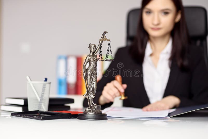 Notaio della donna che timbra il documento fotografia stock libera da diritti Notaio della donna che timbra il documento fotografia stock libera da diritti