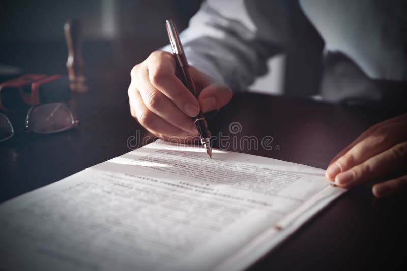 Notariusz podpisuje kontrakt z fontanny pi?rem zdjęcia royalty free Notariusz podpisuje kontrakt z fontanny pi?rem zdjęcia royalty free