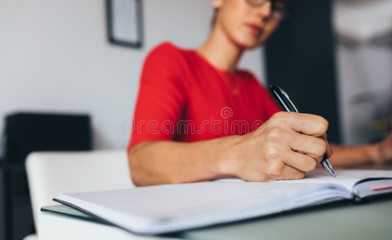 Notas de la escritura de la mujer de negocios fotografía de archivo libre de regalías Notas de la escritura de la mujer de negocios fotografía de archivo libre de regalías