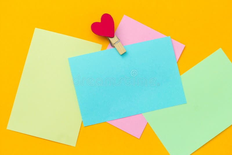 notas de papel multicolores con vástago de tela adornado con corazón rojo sobre un fondo amarillo vibrante imagenes de archivo notas de papel multicolores con vástago de tela adornado con corazón rojo sobre un fondo amarillo vibrante imagenes de archivo