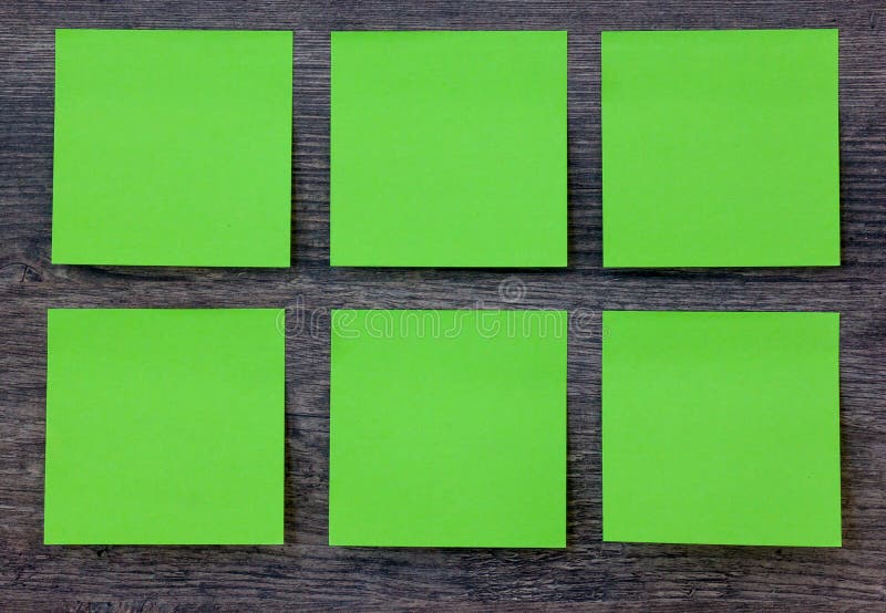 Notas de post-it verdes sobre el fondo de madera fotografía de archivo libre de regalías Notas de post-it verdes sobre el fondo de madera fotografía de archivo libre de regalías