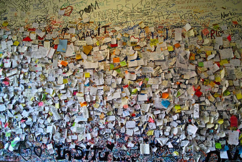 Notas Del Amor Pegadas En La Pared Foto de archivo Imagen de cartas
