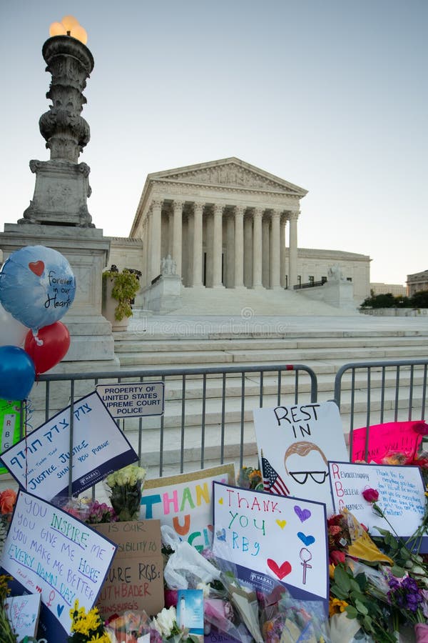 Notas e flores são deixadas no Supremo Tribunal dos Estados Unidos em memória do falecido Supremo
