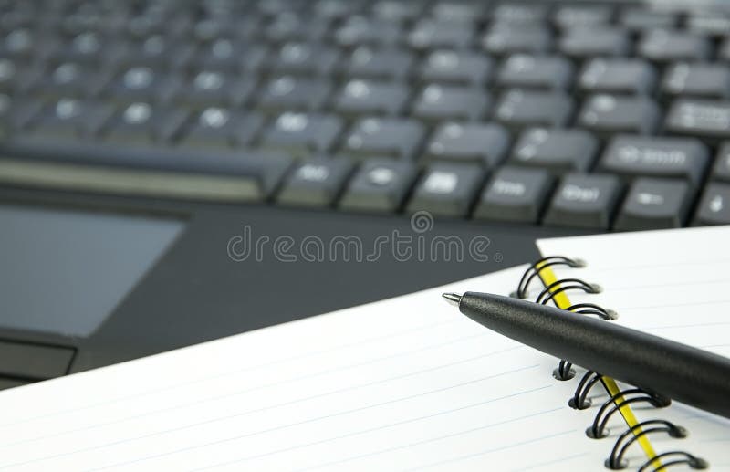 Notatnik na laptop klawiaturze zdjęcia royalty free Notatnik na laptop klawiaturze zdjęcia royalty free