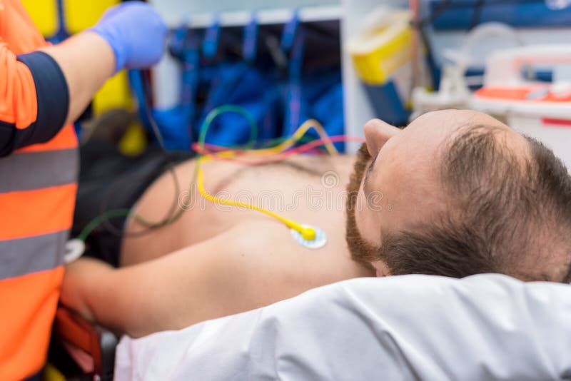 Notdoktorhände, ecg Elektroden auf geduldigem Kasten im Krankenwagen befestigend stockfotos Notdoktorhände, ecg Elektroden auf geduldigem Kasten im Krankenwagen befestigend stockfotos