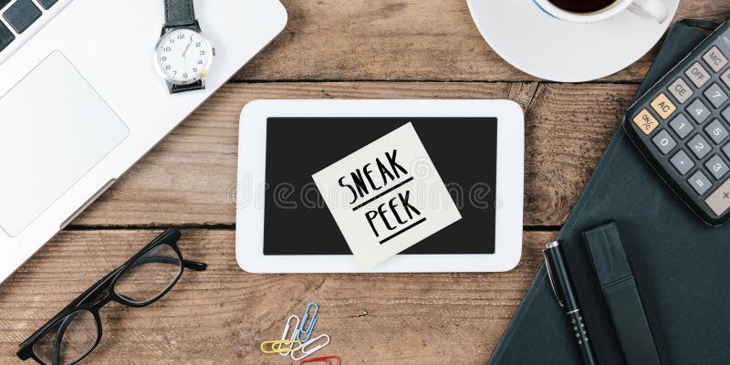 Note de coup d'?il sur le bureau avec l'informatique, haut photographie stock libre de droits Note de coup d'?il sur le bureau avec l'informatique, haut photographie stock libre de droits