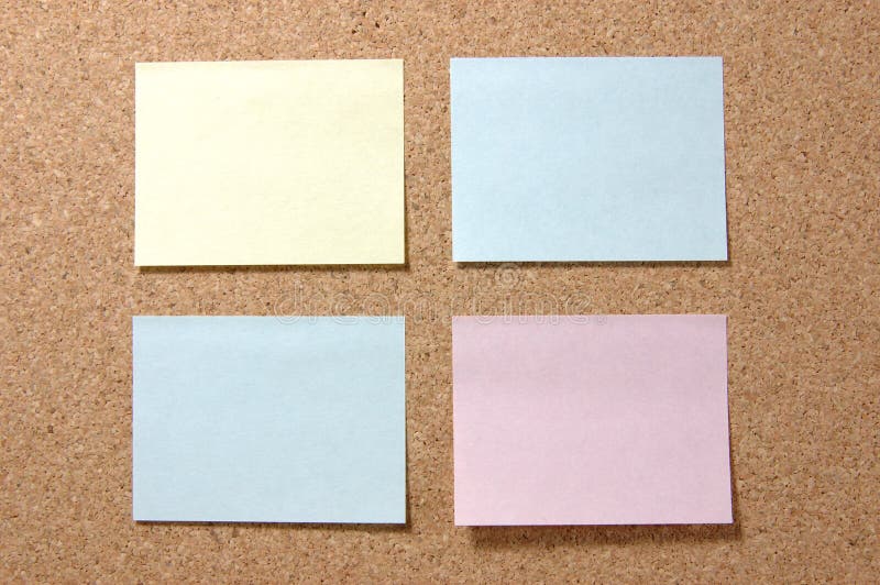 Note di post-it variopinte sul corkboard immagine stock libera da diritti