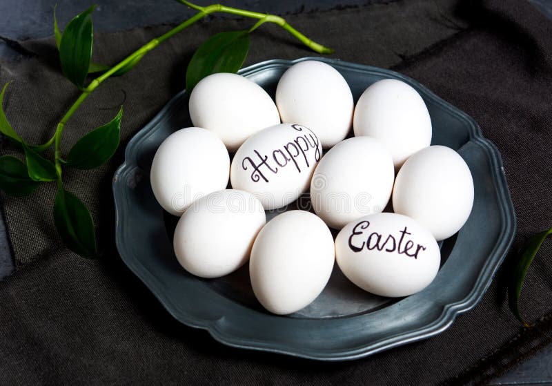 Note heureuse de Pâques écrite sur des oeufs images stock Note heureuse de Pâques écrite sur des oeufs images stock